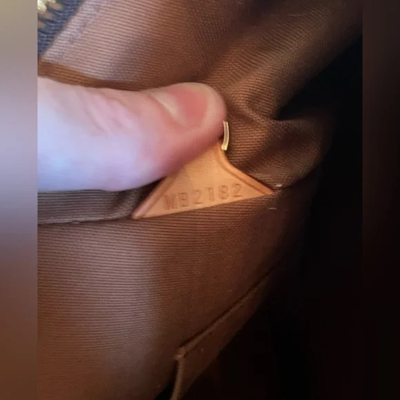 Louis Vuitton Tivoli GM Monogram - Picture 11 of 15